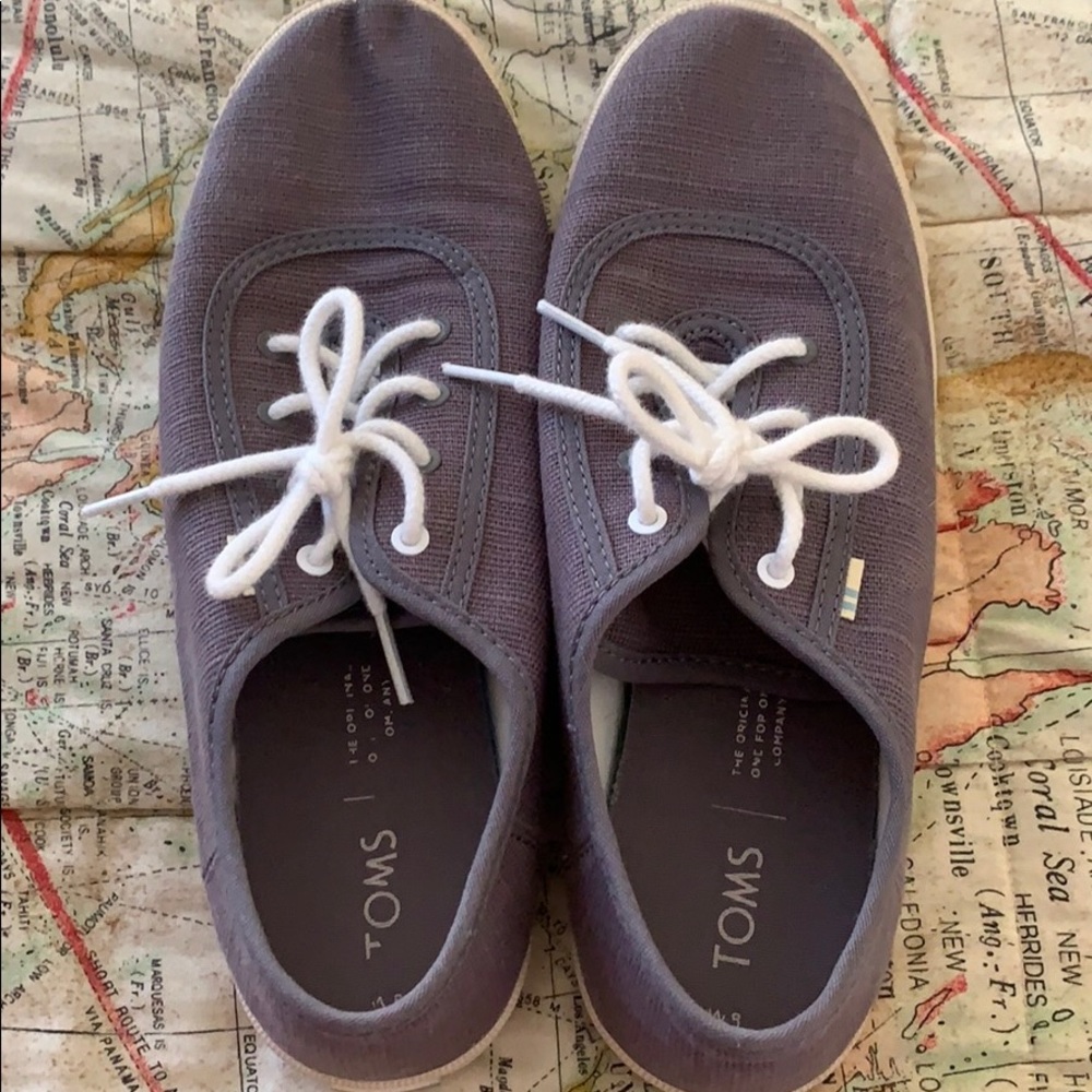 Gently used gray Toms shoes size 8
